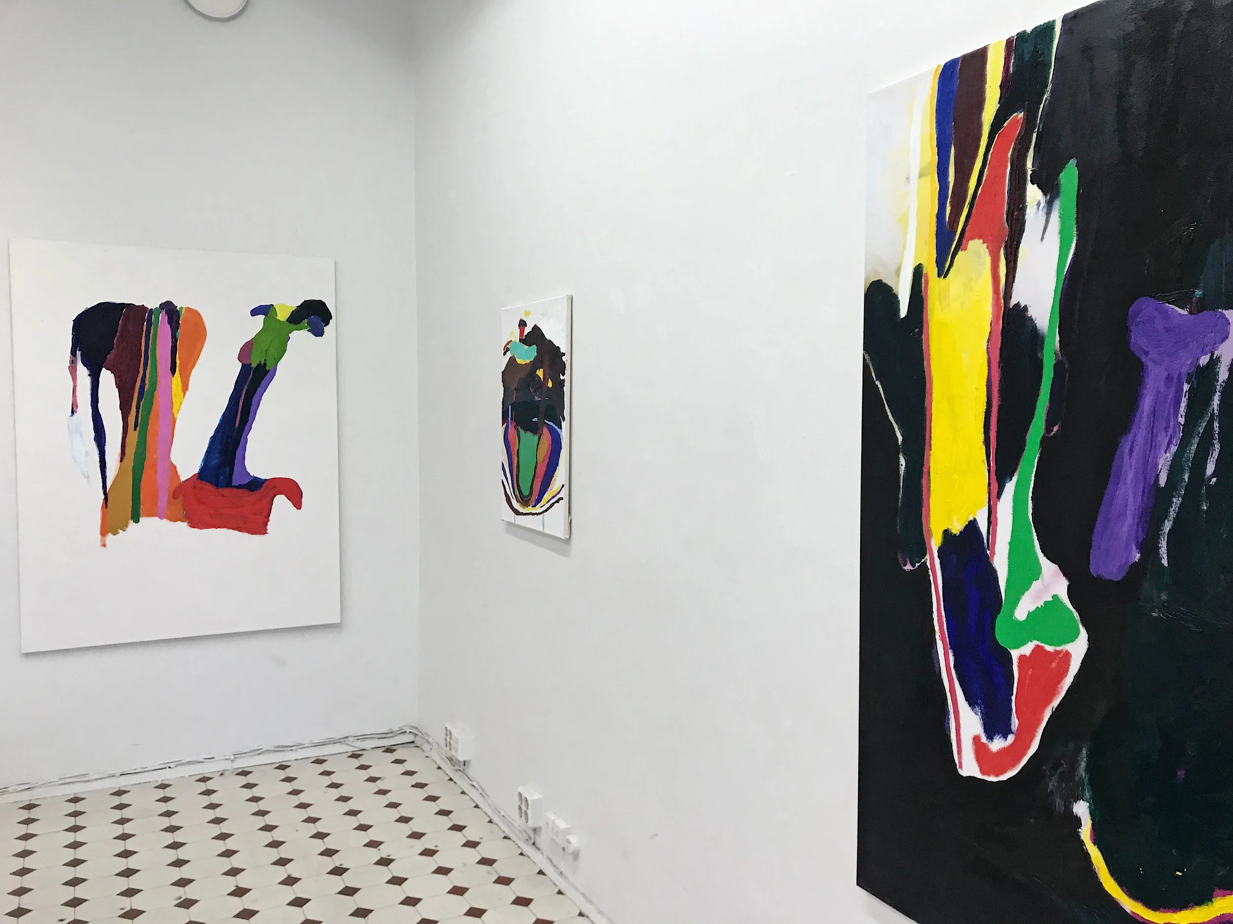Markus Jäntin näyttely ei jätä galleriavierasta kylmäksi värimaailmallaan. 