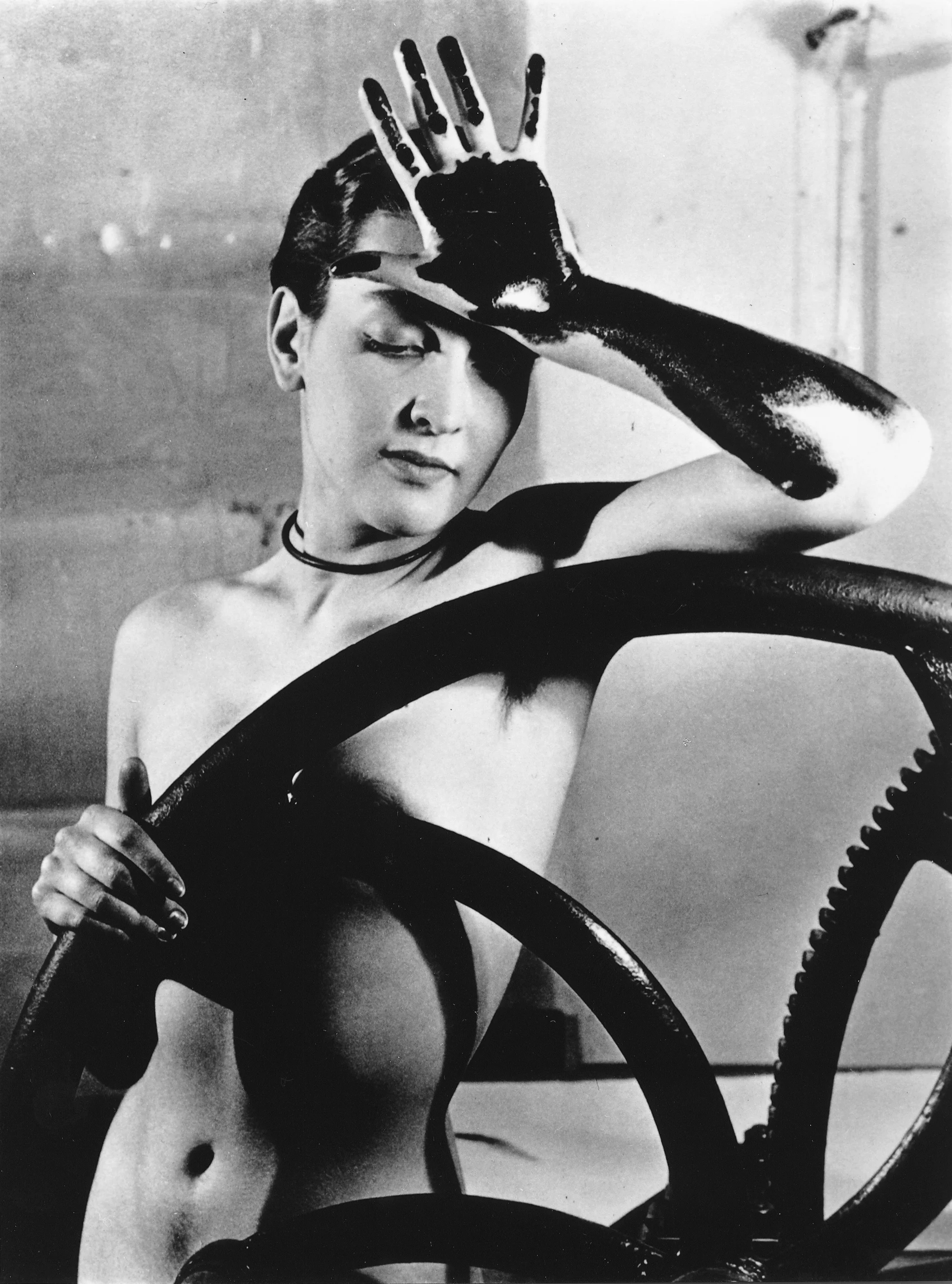 Man Ray: Erotique voilée, 1933, valokuva Malli: Meret Oppenheim
