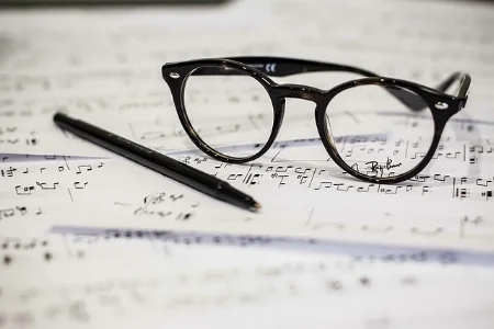 eyeglasses-1209707_640.jpg