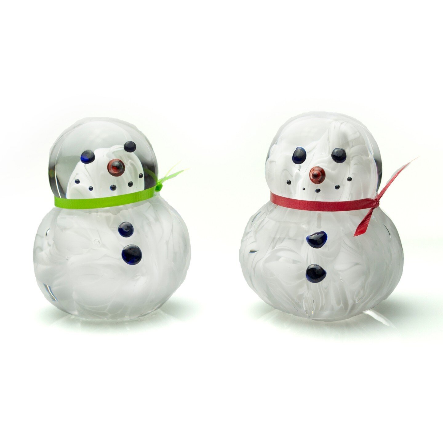 More dates added for the popular Hot Glass Snowpal Discovery. A great activity to do with family and friends, learn how to make your own glass Snowpal. This seasonal class is offered on Saturday and Sunday afternoon through the end of February. Space