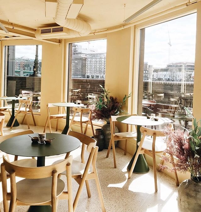 Having a lil staycation at the brand new Broken Wharf, Millenium Bridge by @lockehotels and it&rsquo;s dead cute 🌿