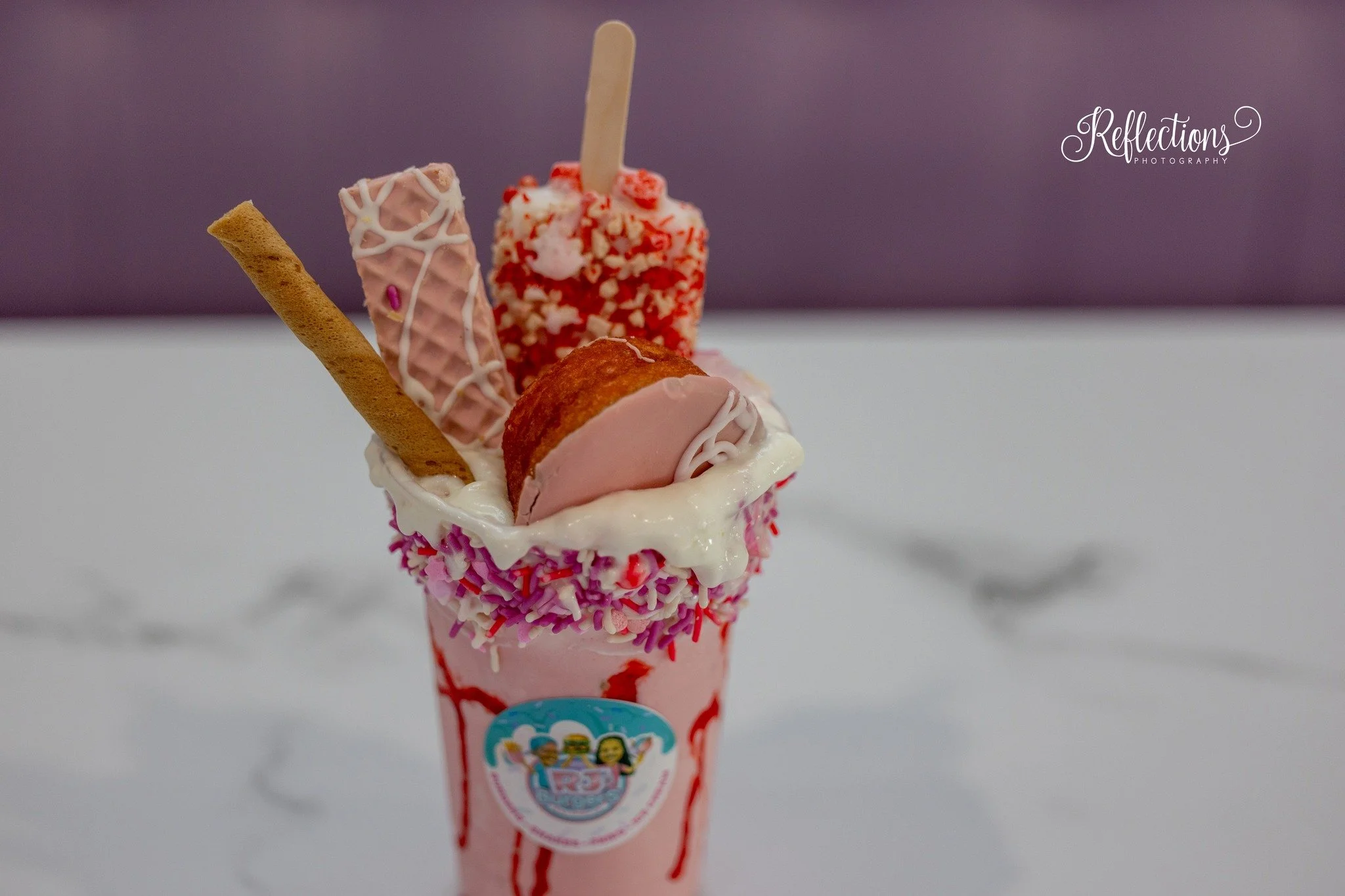 Imagine your surprise when this crazzzy shake comes to your table 🤩
yes...that is an entire hostess (among other treats) in that shake!

Found only at @rjsburgersandicecreamco