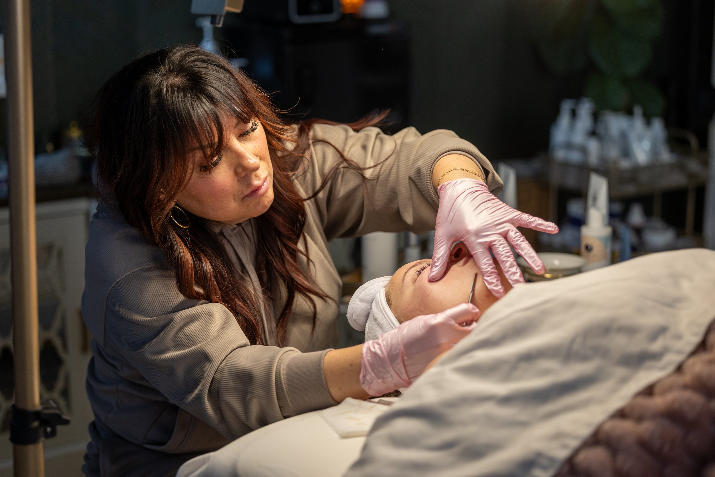 Aesthetician dermaplaning