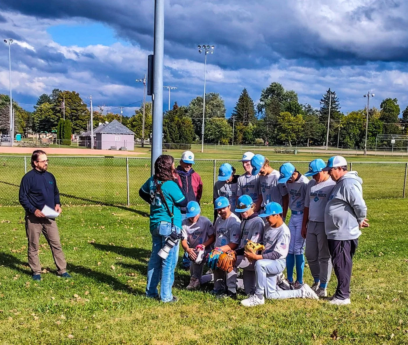 photographer with baseball team behind the scenes