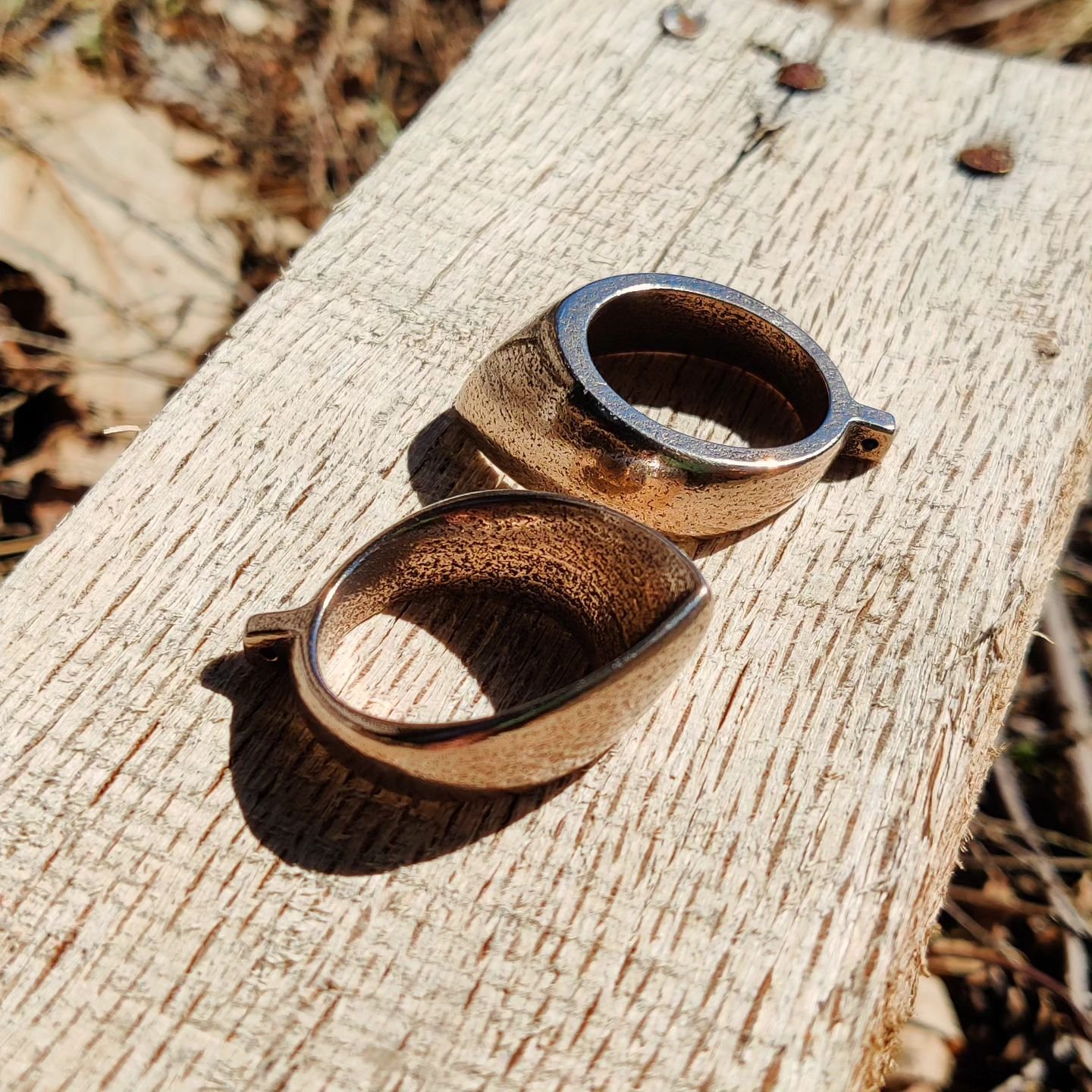 Some custom designed stainless Turkish rings with additional retention tabs.
.
.
.
#customthumbrings #horsebow #traditionalarchery #archerythumbring #thumbring #zihgir #thumbrelease #ottomanarchery #turkisharchery #thumbdraw #compositebow #turkokculu