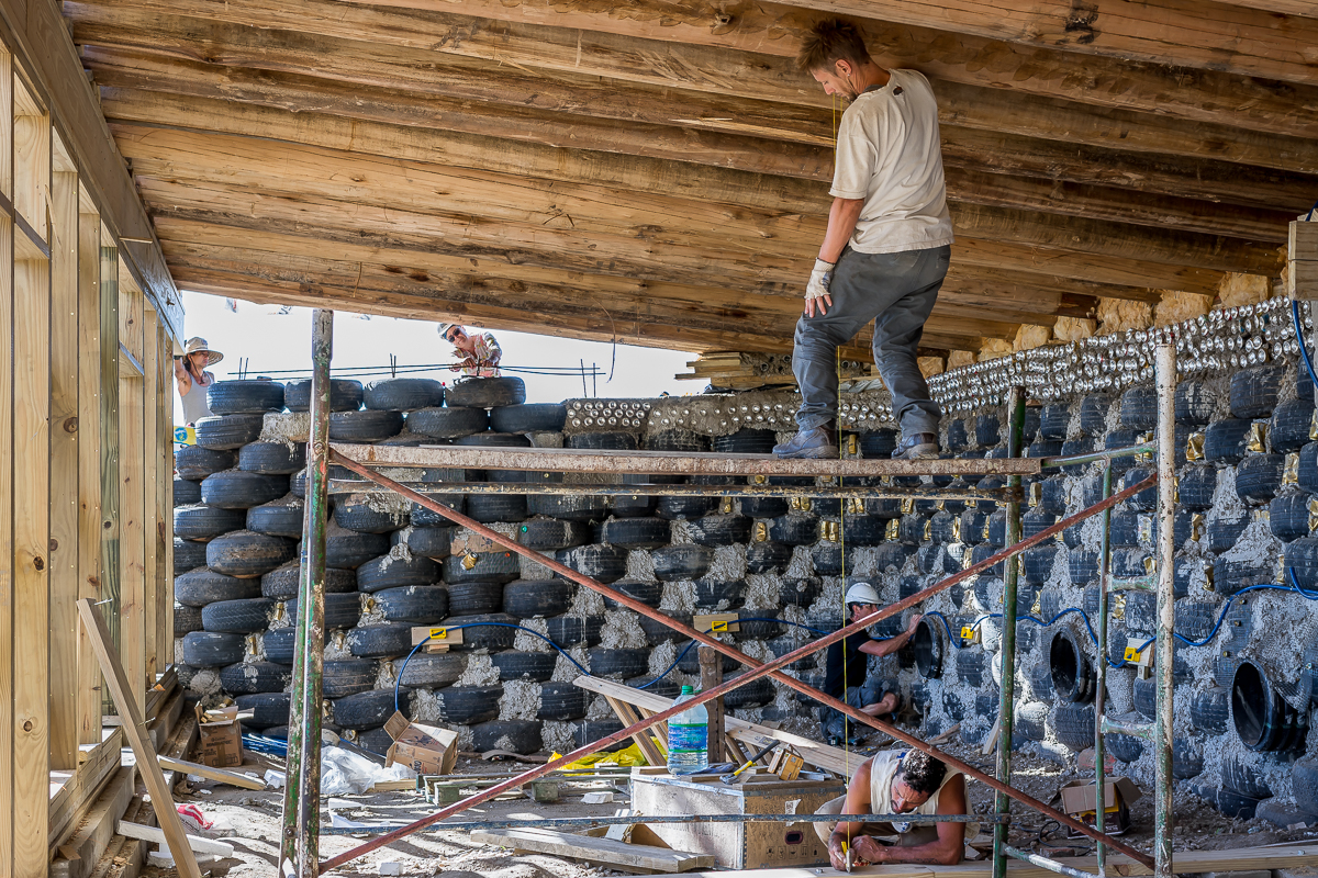 UES.2018.03.13.contrucción adentro earthship n4ve lou tato.jpg