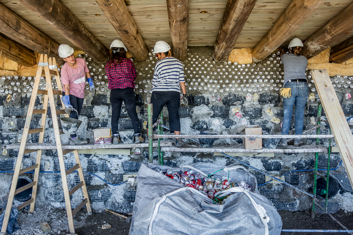 UES.2018.03.15.obra estudiantes trabajando muro neumáticos adentro.jpg