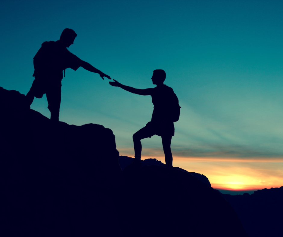 Leoni da Tastiera e Silenzi sui Sentieri: Quando la Disconnessione Sociale si Nasconde Dietro un Click o un Passo