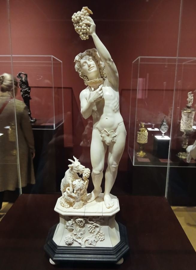 marble-statue-grapes-wine-sculpture.JPG