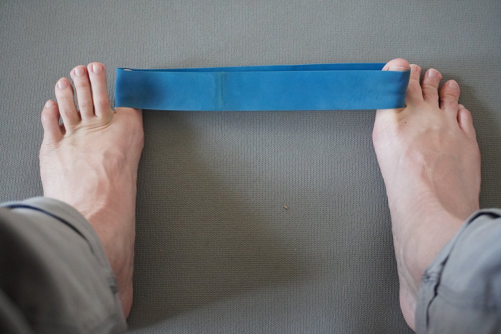 ejercicio asimetrico con banda dedos del pie.JPG