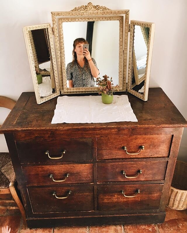 If it has a soul, consider me in love.
Throwback to days in Provence.
#vintagelover #interior #sustainability #thrifting #provence #authentic #tbt #vintagecabinet #cabinfever