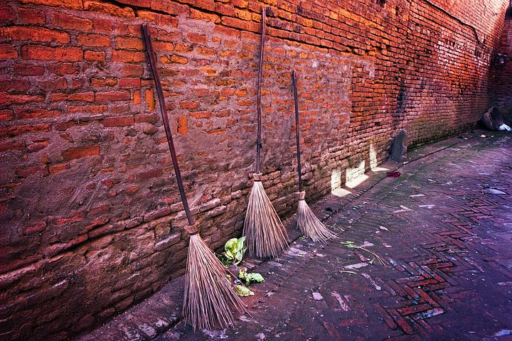 broom travel-1195737__480.jpg