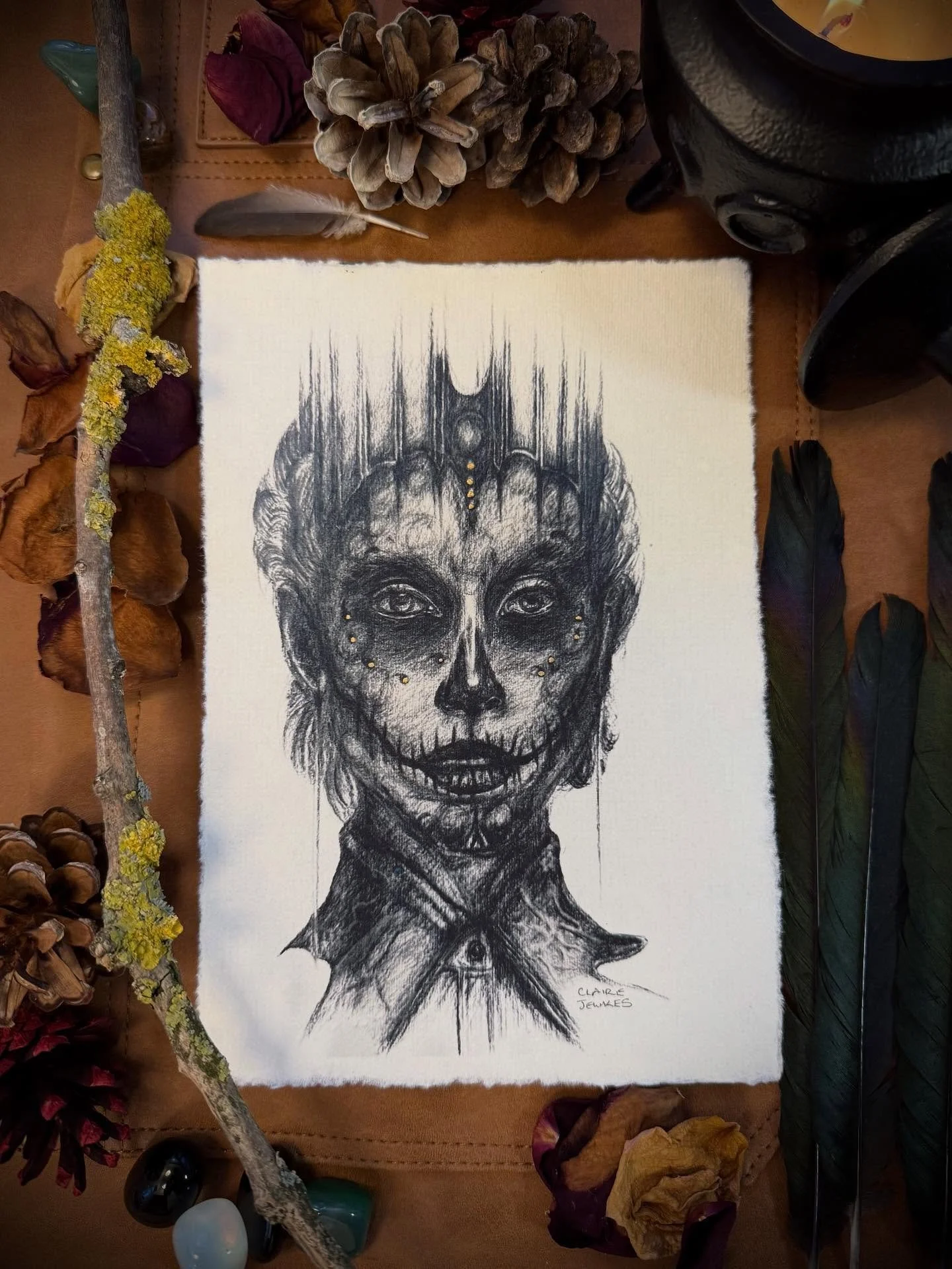 🪶 New souls have arrived&hellip; 💀🖤
Seven small spirits, printed on handmade cotton paper, each finished with a glint of gold.

Textured, torn edges&hellip; soft as relics, raw as memory.

They&rsquo;re ready to wander into new homes &mdash; altar