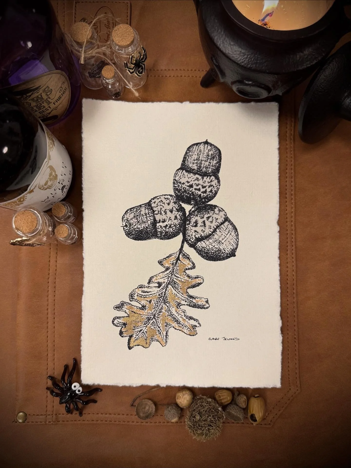 Gathered little magic from quiet places, acorns and oak leaves, inked in stillness and pressed to cotton. A small piece of autumn&rsquo;s spell to keep year round.

🍂✨A5 cotton art print with deckled edge, printed from my original ink drawing.

Avai