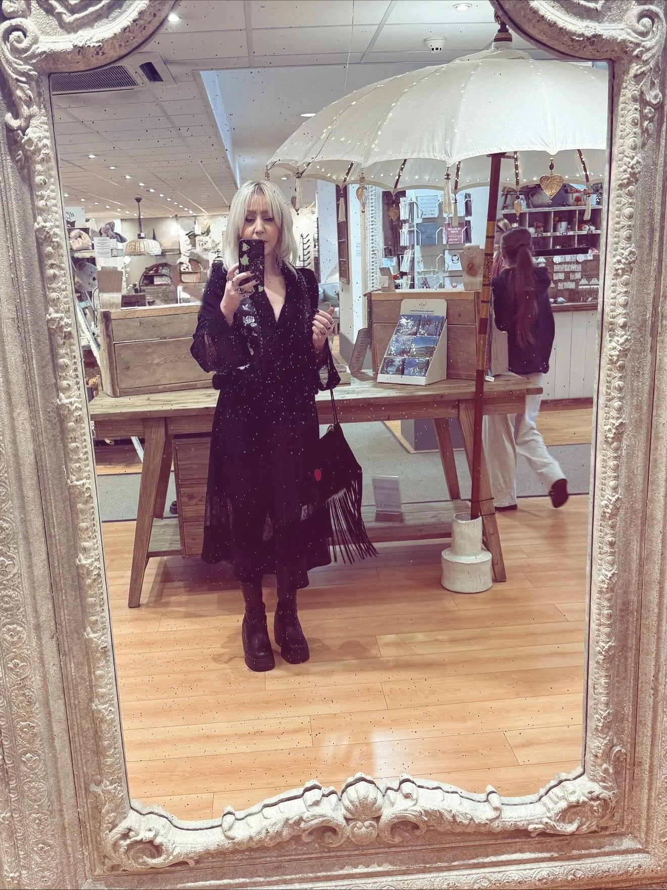 It&rsquo;s summers end, now into the darkness of the year I do start to feel more at home, more like myself, the turning of this season is always gorgeous, golden and generous.  The animals visit more for food and the leaves start to hide worm mud mo