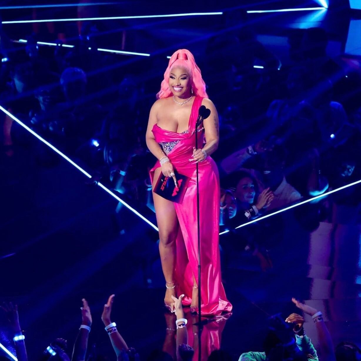 ⚠️💞🥹 Congratulations to @nickiminaj for being the second female rapper EVER to receive the @vmas Video Vanguard Award! Swipe to see the first 💖 

(Would love to see more tho ⚡️🔒)