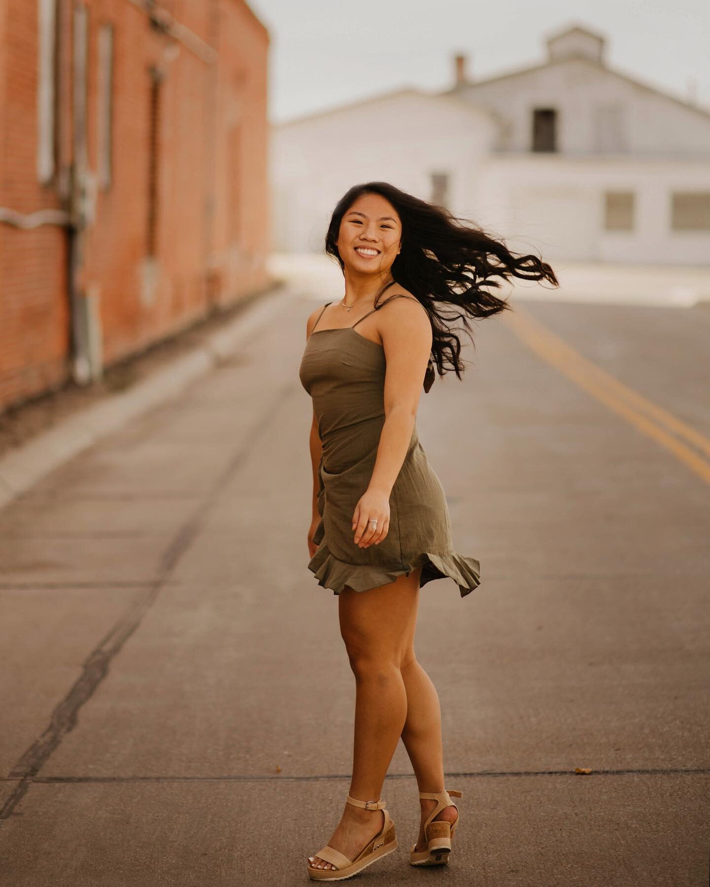 This is how I&rsquo;ve felt today..all smiles. SLAY the dayyyyy! No Monday blues here, friends. 🤣 

I hope you all have a great week ahead!! 

#seniorphotography #seniorportraits #nebraskaphotographer #sewardnebraskaphotographer #alternativesenior #