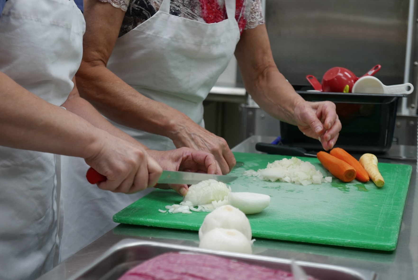 Des chefs chez Halton Healthcare préparent des repas à partir d’ingrédients frais (photo de Marianne Katusin).