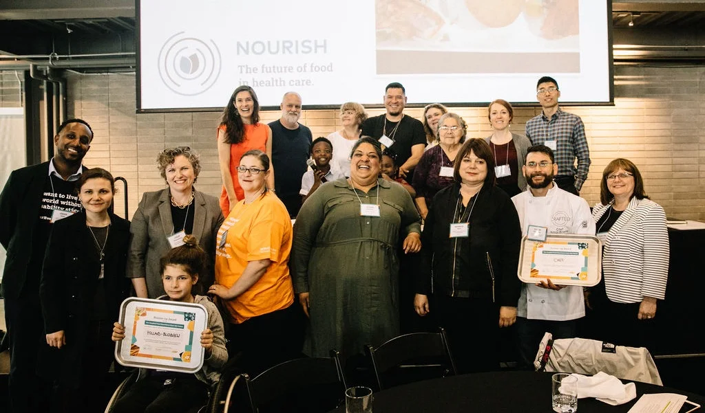 Les équipes et les membres du jury du dîner Hospital Food Experience from the Future sont réunis pour célébrer.