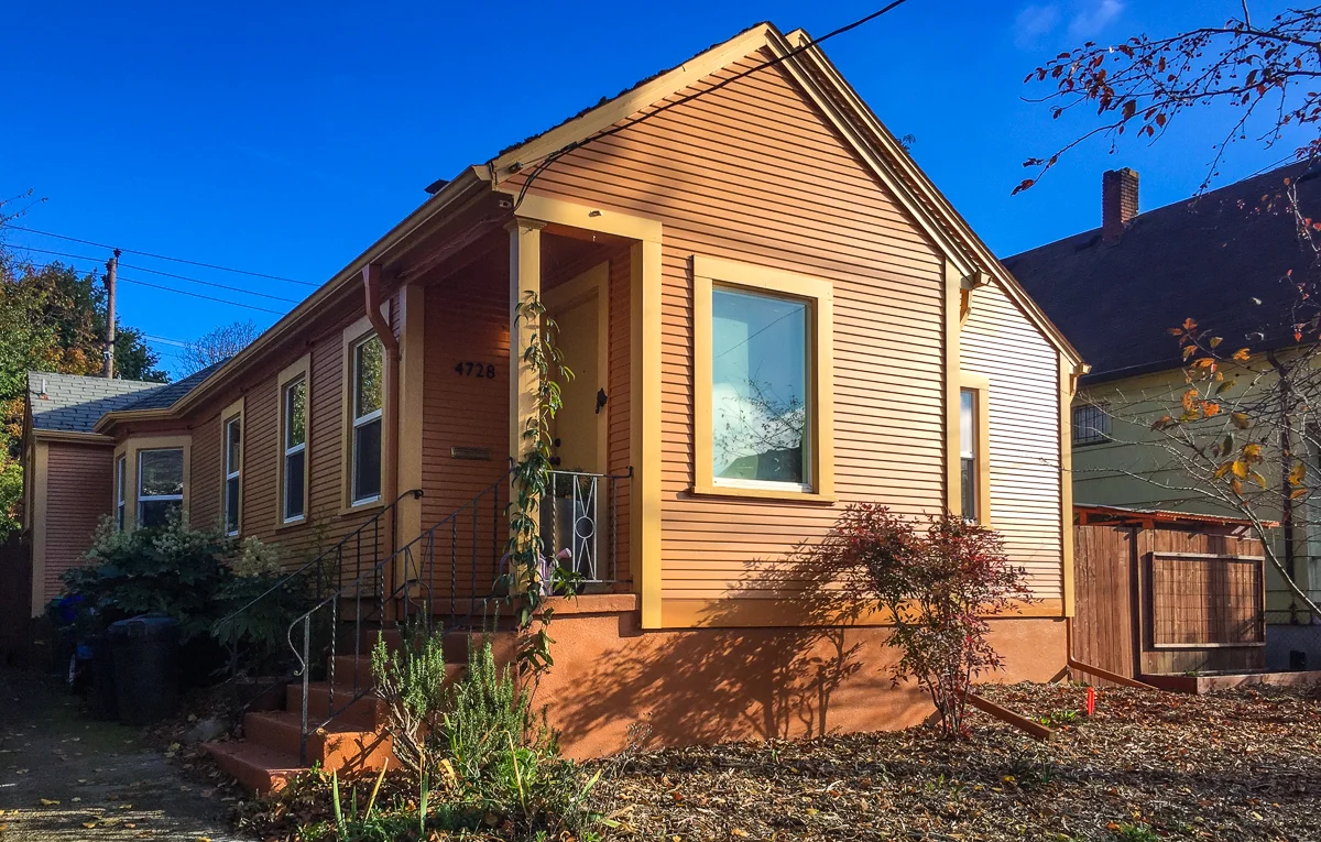 Find a pumpkin-colored house and come in!