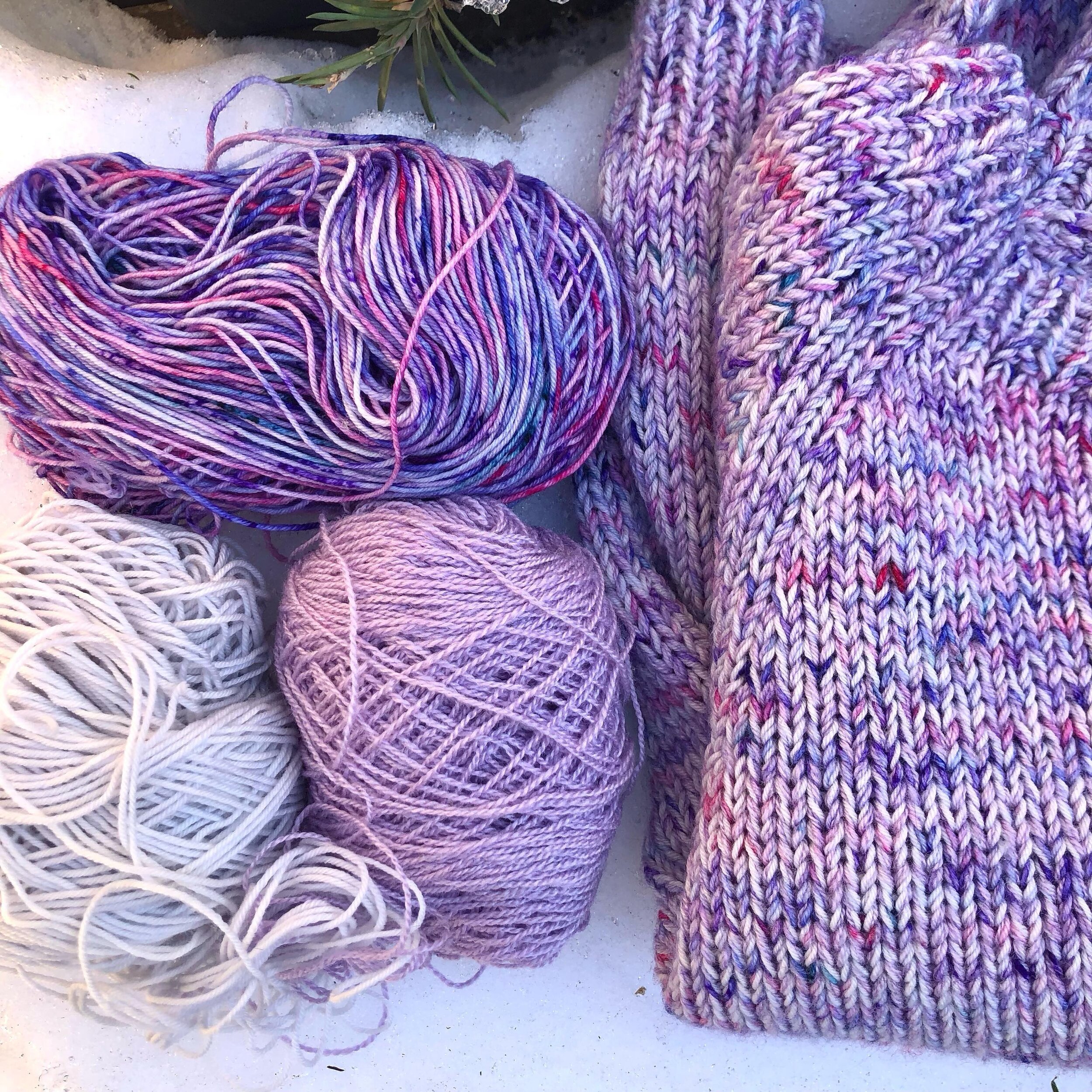 Thought it would be helpful to show the three yarns I used for the #doppiosweater by @seungheeknits (see last post for more details) separately next to the finished sweater so you can see how they originated and how they marled together, especially i