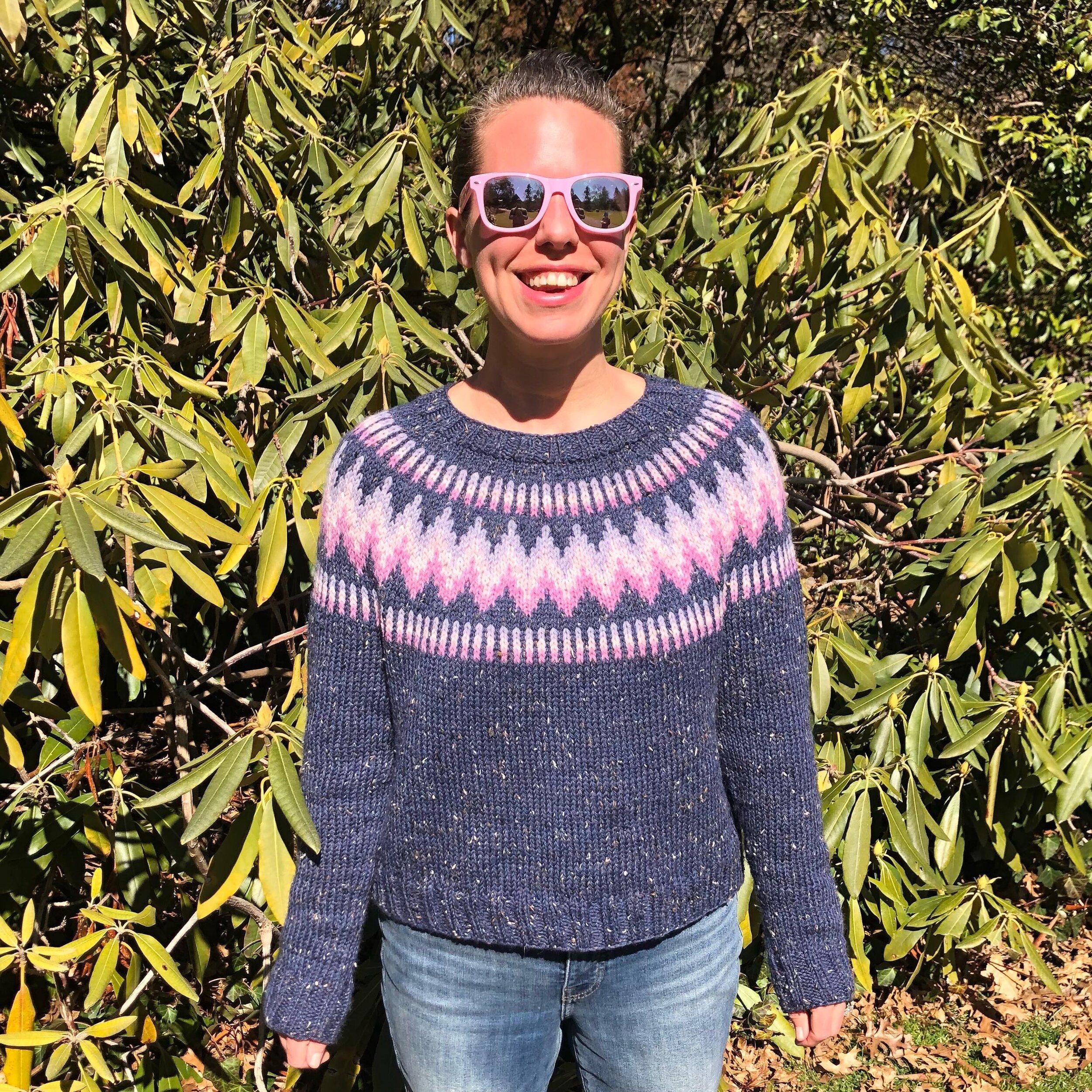 My finished #throwoversweater! 🙌 Wore it for the first time today (not quite realizing how warm it was going to get outside!) and it felt great, yay for the magical temperature regulating properties of natural wool! Made the size 3 to pattern with t