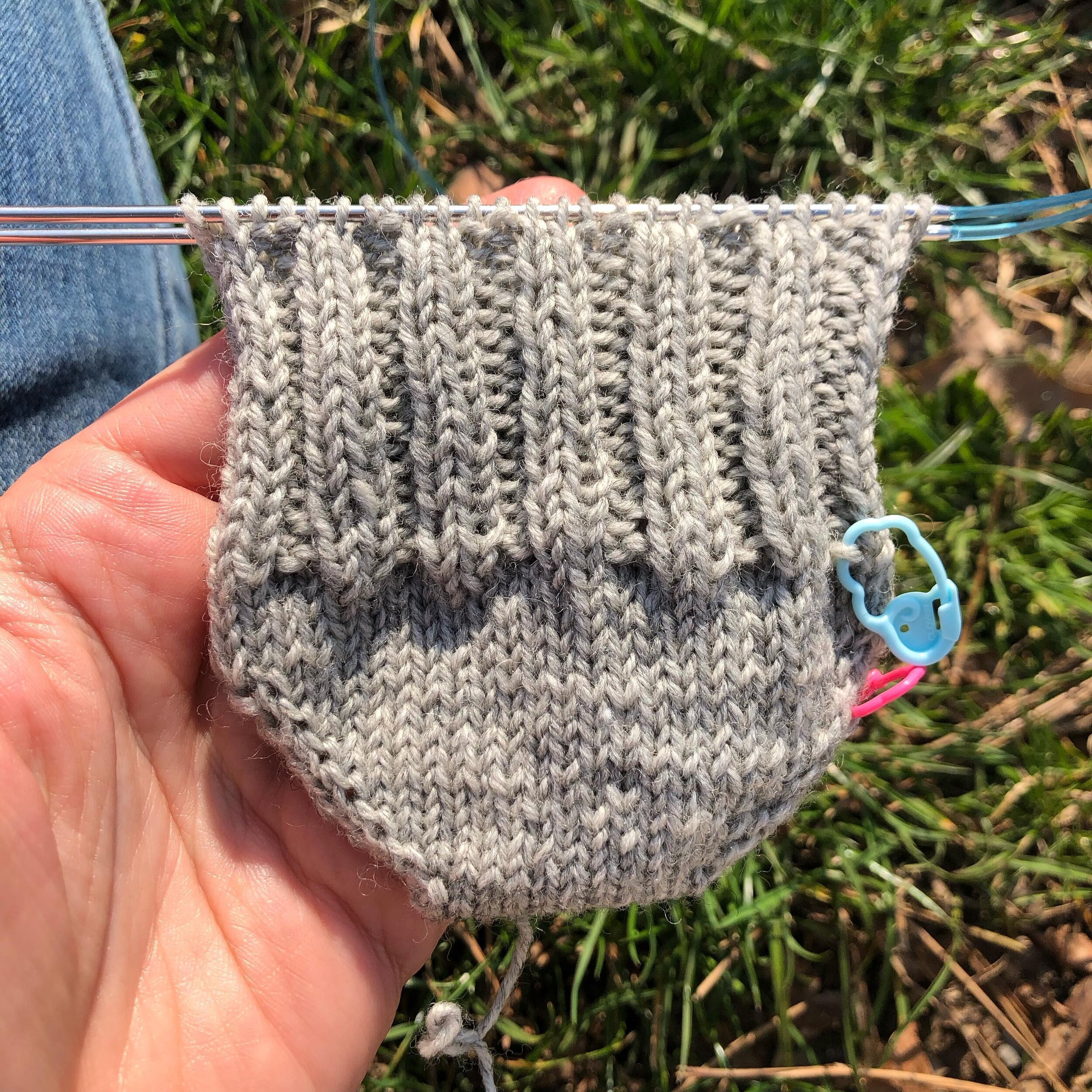 The beginnings of the #drkeverydaysocks by @dreareneeknits during the gloriously beautiful weather yesterday 😍 Started with a size women&rsquo;s M with a 2mm needle (instead of the recommended 2.25mm, because my sock gauge is notoriously too loose),