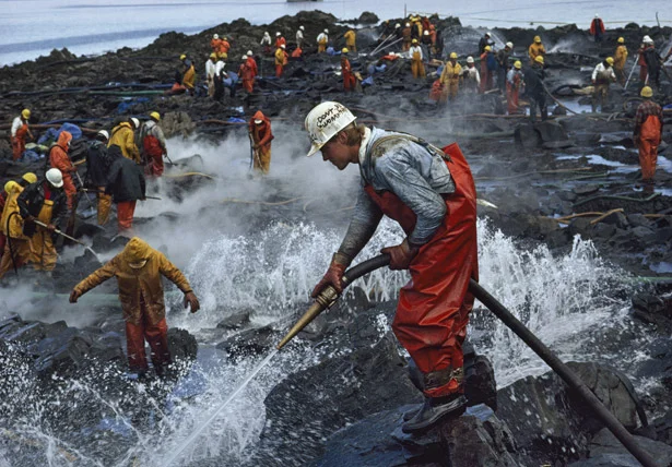 Cleanup efforts from the Exxon Valdez spill of 1989. From: http://ngm.nationalgeographic.com/1990/01/alaska-oil-spill/hodgson-text