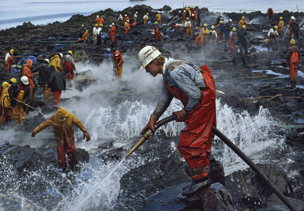 Cleanup efforts from the Exxon Valdez spill of 1989. From: http://ngm.nationalgeographic.com/1990/01/alaska-oil-spill/hodgson-text