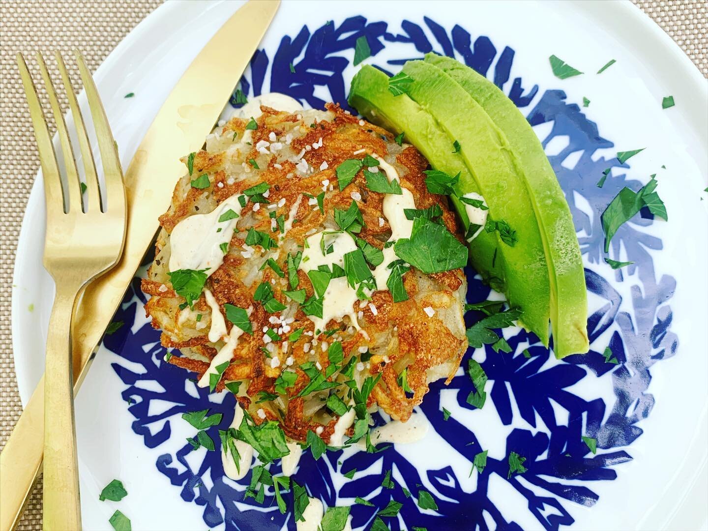 I will never again underestimate the power of a good old fashion hash brown &bull; topped with @whole30 homemade &ldquo;shack sauce&rdquo; (ketchup, @primalkitchenfoods chipotle mayo, cayenne and diced pickle), a little parsley and avocado &bull; I w