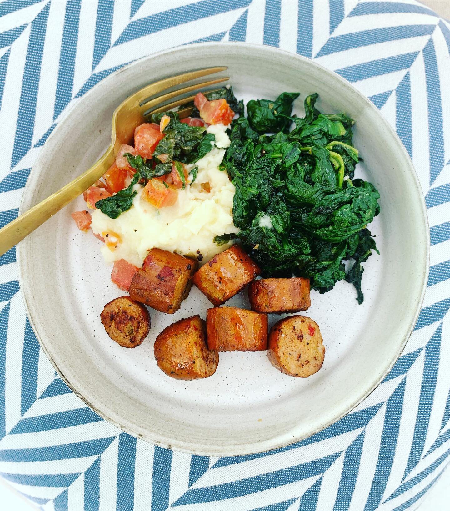 @whole30 Day 28 is almost done and it&rsquo;s been a hectic one! &bull; Aren&rsquo;t Sunday&rsquo;s supposed to be chill??? &bull; This fire roasted red pepper @applegate sausage was super yum with mashed potatoes, saut&eacute;ed spinach and diced to