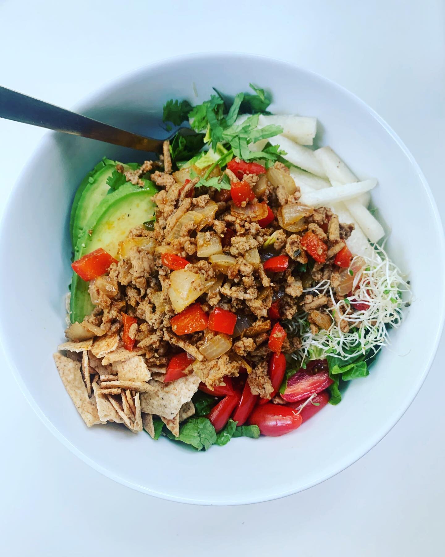 One more @whole30 recipe to wrap up Star Wars Day &bull; Turkey taco salad ... saut&eacute; ground turkey with onion and red pepper, add a bunch of spices (cumin, chili powder, onion, garlic, oregano, paprika, s+p) &bull; layer over crisp chopped rom