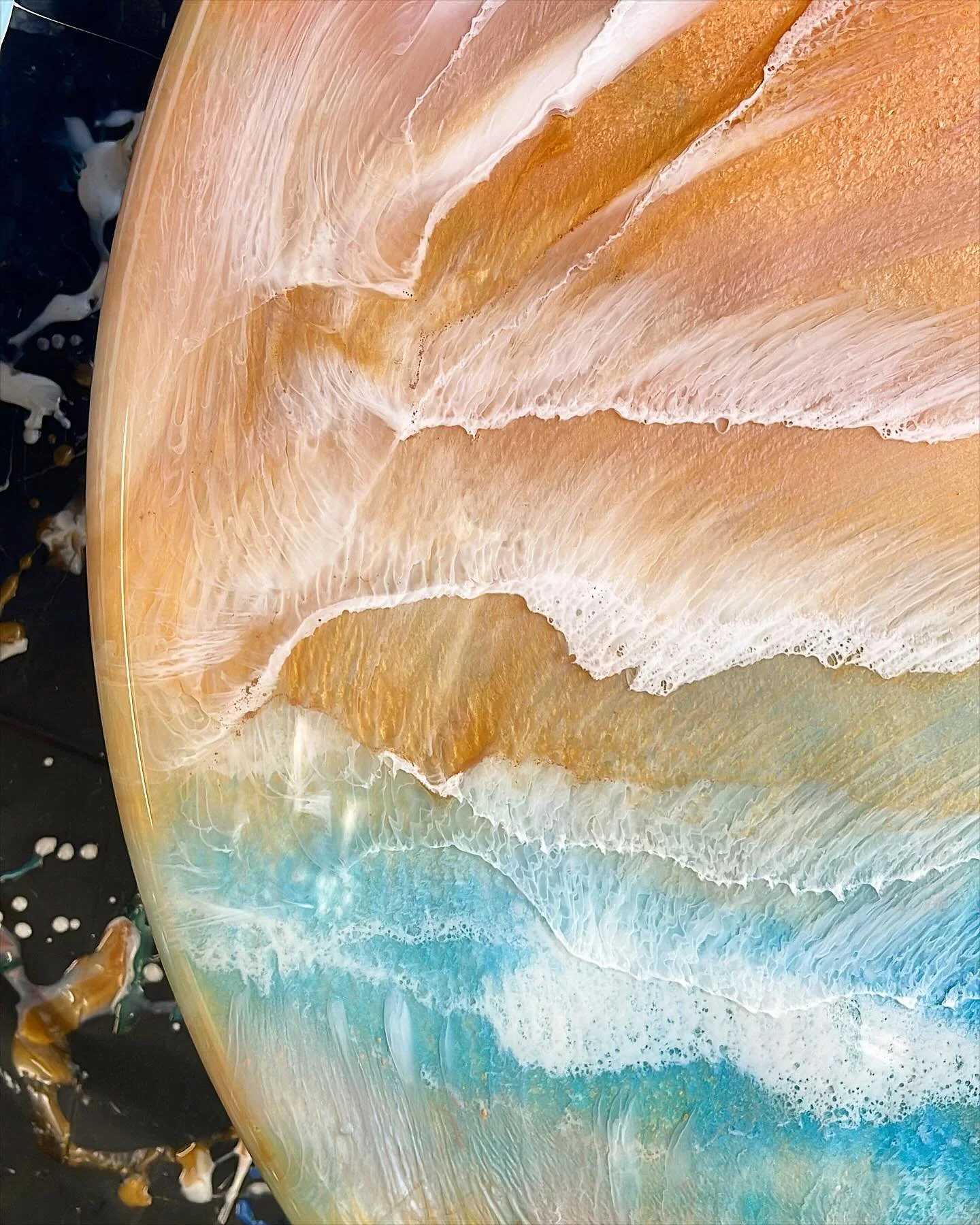 Don’t you love when the water washes over the sand βοΈπ 
#sandandsea #beachlovers #beachwaves #beachdays #resinartwork #oceanart 
#oceanlovers #beachlifestyle