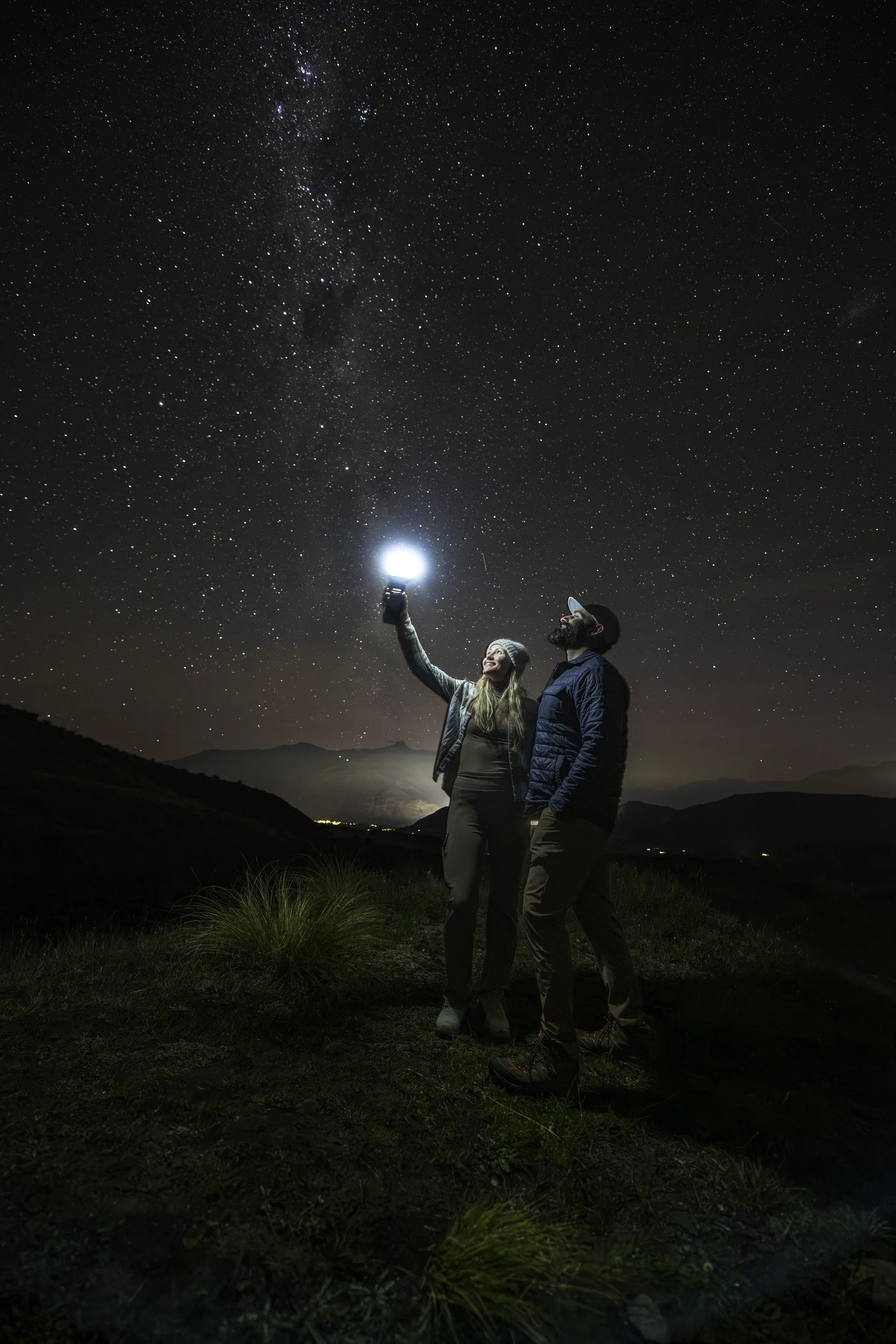 Omega Centauri and Te Whetū Matarau shining over Southern Alps in this honeymoon couple astro-portrait