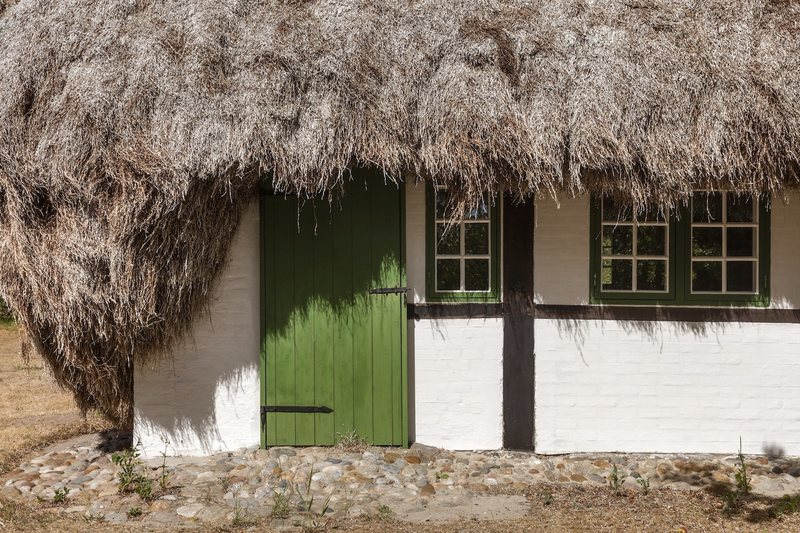 For SASi’s presentation at the Jaffle Symposium, Testing Grounds on July 27 2019, we will propose 10 things to do with Seaweed. Sitting at number 7; make a roof out of kelp. Currently, homes like this one only exist on Læsø, an island in Denmark: https://www.atlasobscura.com/articles/seaweed-roof-tangtag-denmark