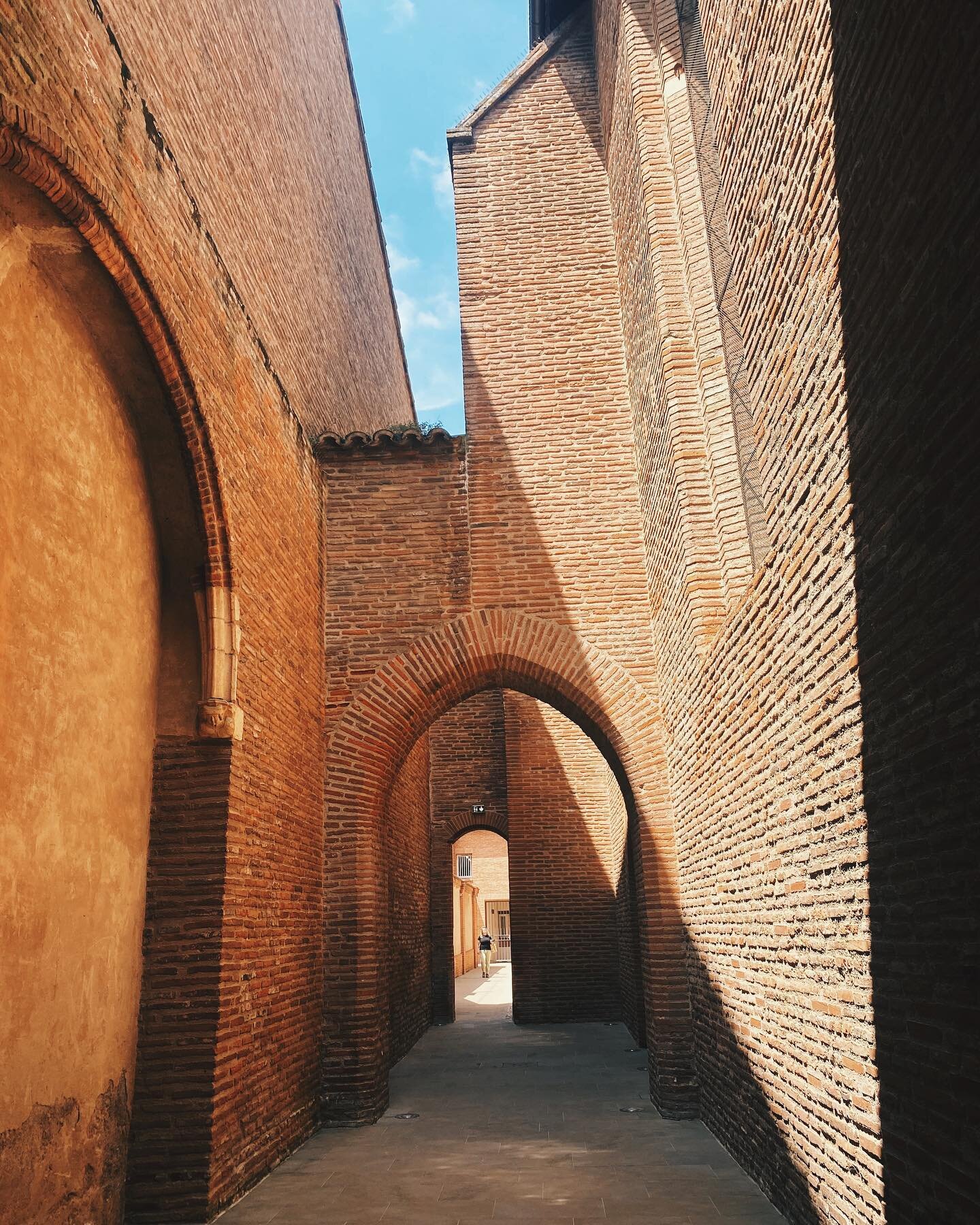Ville Rose 
.
Toulouse is also called the Pink City because of its use of brick - even these huge bridges across the Garrone. 
.
Can you imagine being the bricklayer for some of these details!? 🤯
.
.
.

#passportcollective #prettylittletrips  #visua