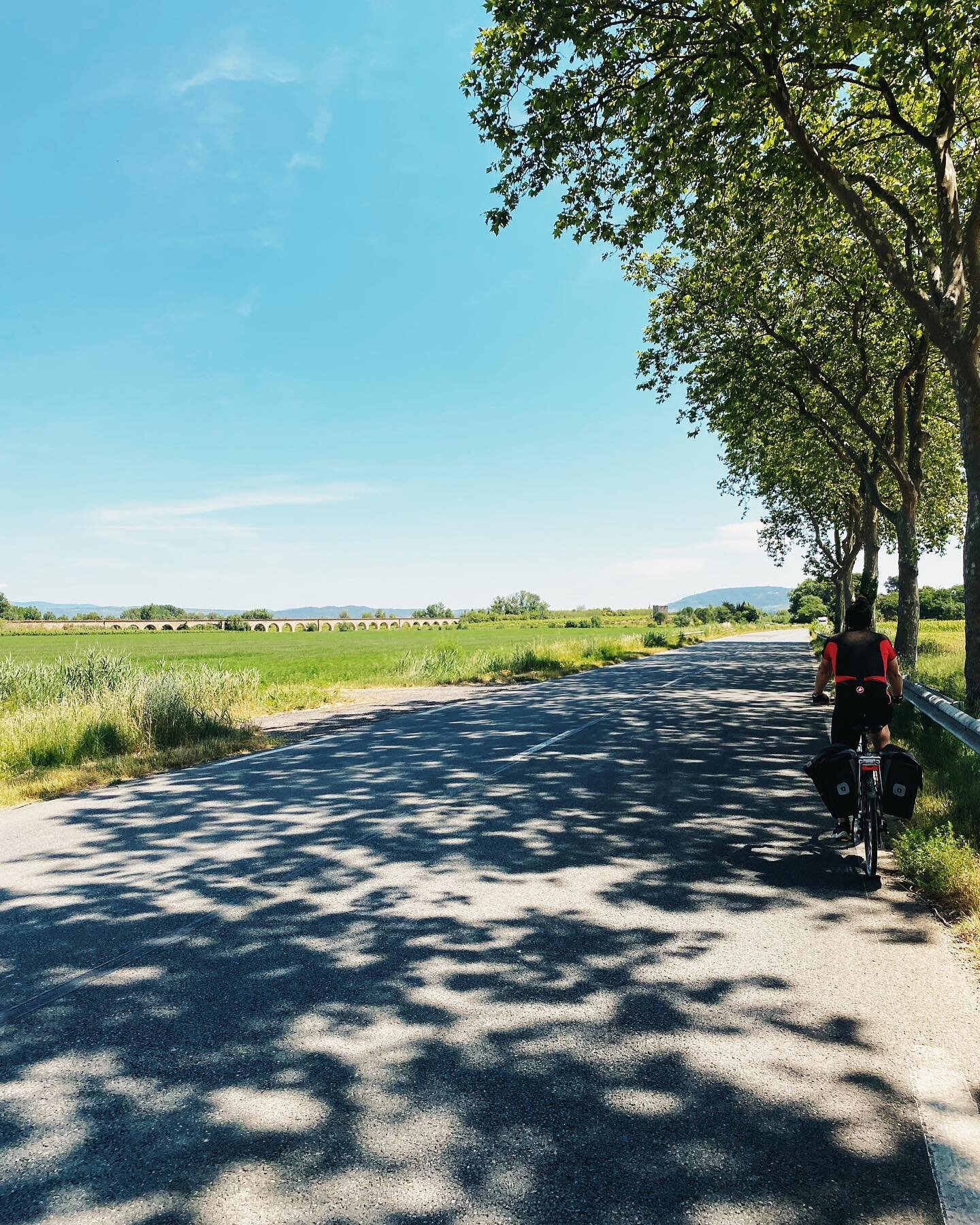 Day 3 of cycling.
Mad rush to pack for luggage transporter. 
30&deg; relentless sunshine. A detour resulting in a road too big, aqueducts, vineyards, and then. 
A lakeside picnic. Ahhhh, that's more like it
.
.
.
#wheretofindme #suitcasetravels #pass