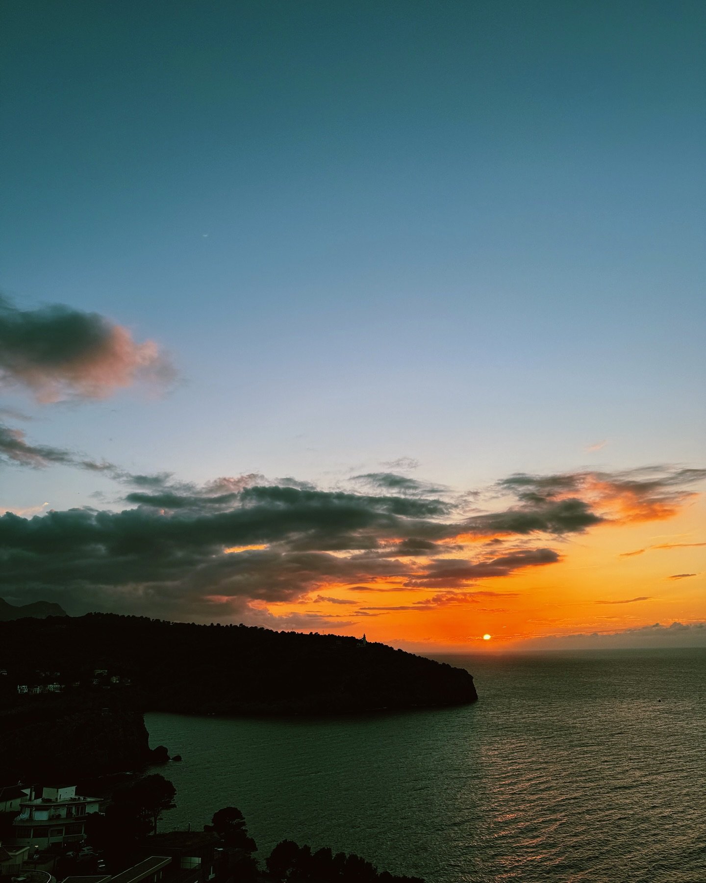 .
When the aperitif came, they said it was the colour of the sunset. I was secretly skeptical - but I take it back.
.
Salut! Mallorca
.
.
.
#mallorca #freshreinmallorca #worktrips #portsoller  #sunset #spain #wanderlust