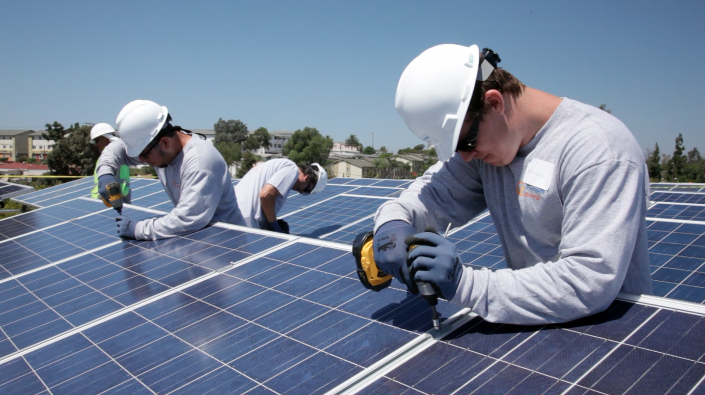 Instalação de um sistema solar comercial.