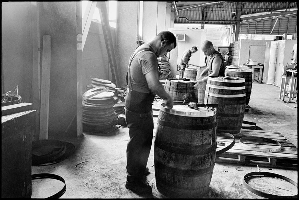 elliot-erwitt-cooperage-cuba-2015_big.jpg