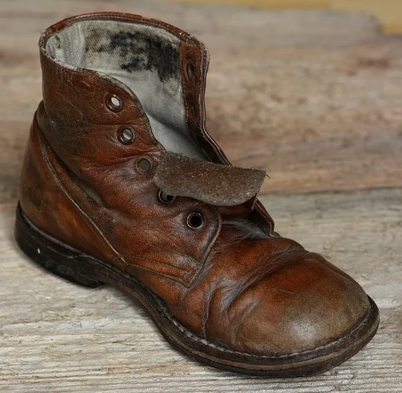 Old-Leather-Shoe-Used-Shoe-Age-Shoe-Worn-Brown-682712.jpg
