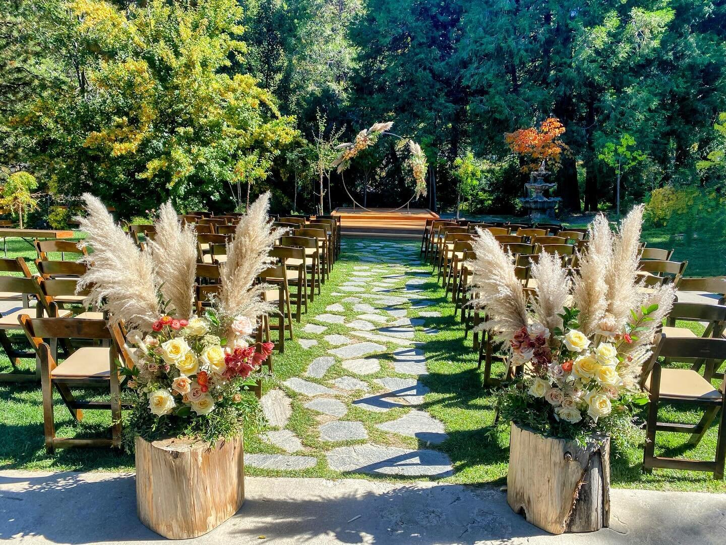 Embracing the beauty of nature in every petal at the arch and aisle of this special day! ✨ The delicate floral arrangements framed the path to love, making the journey even more enchanting. 🌿💖 Let love bloom amidst this natural wonder! 🌼 #FloralMa