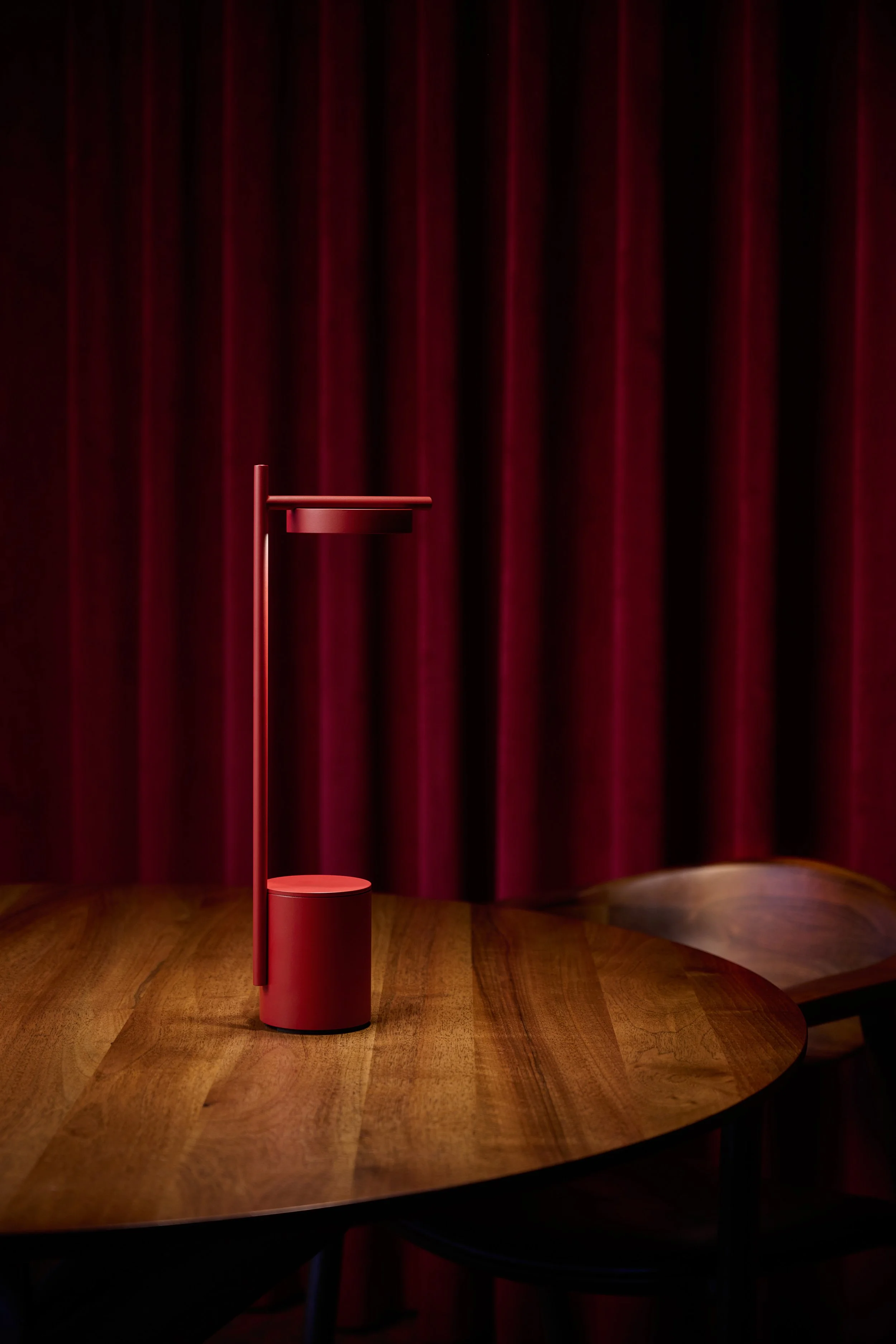 Rote Tischlampe von der Marke „grupa“