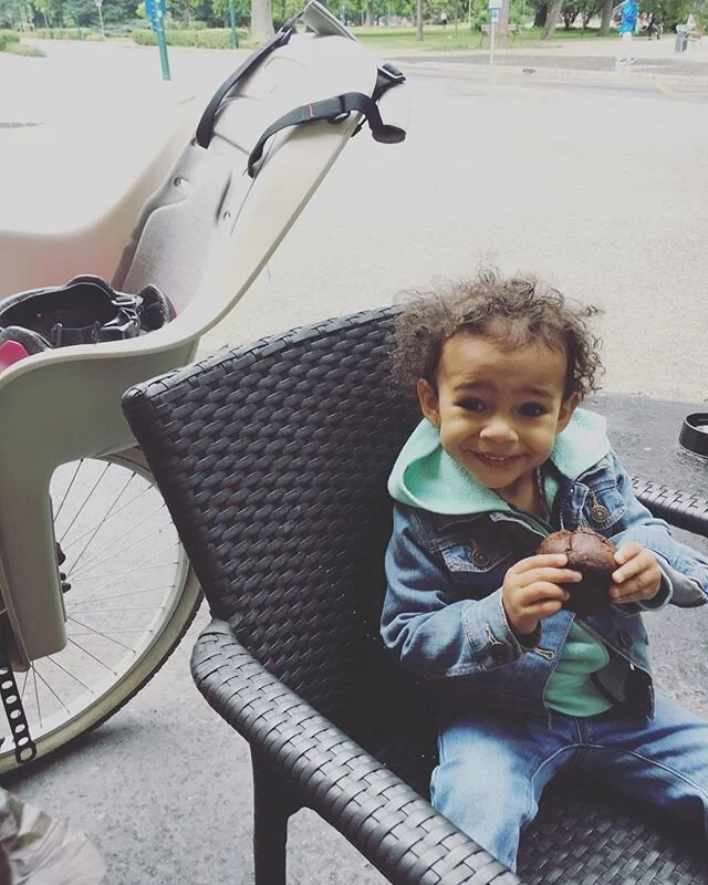 Mom take a picture of me and the bird while we wait out the rain. The only thing is my mom never told me the bird flew away. #ChocolateMuffins #saycheese cheese