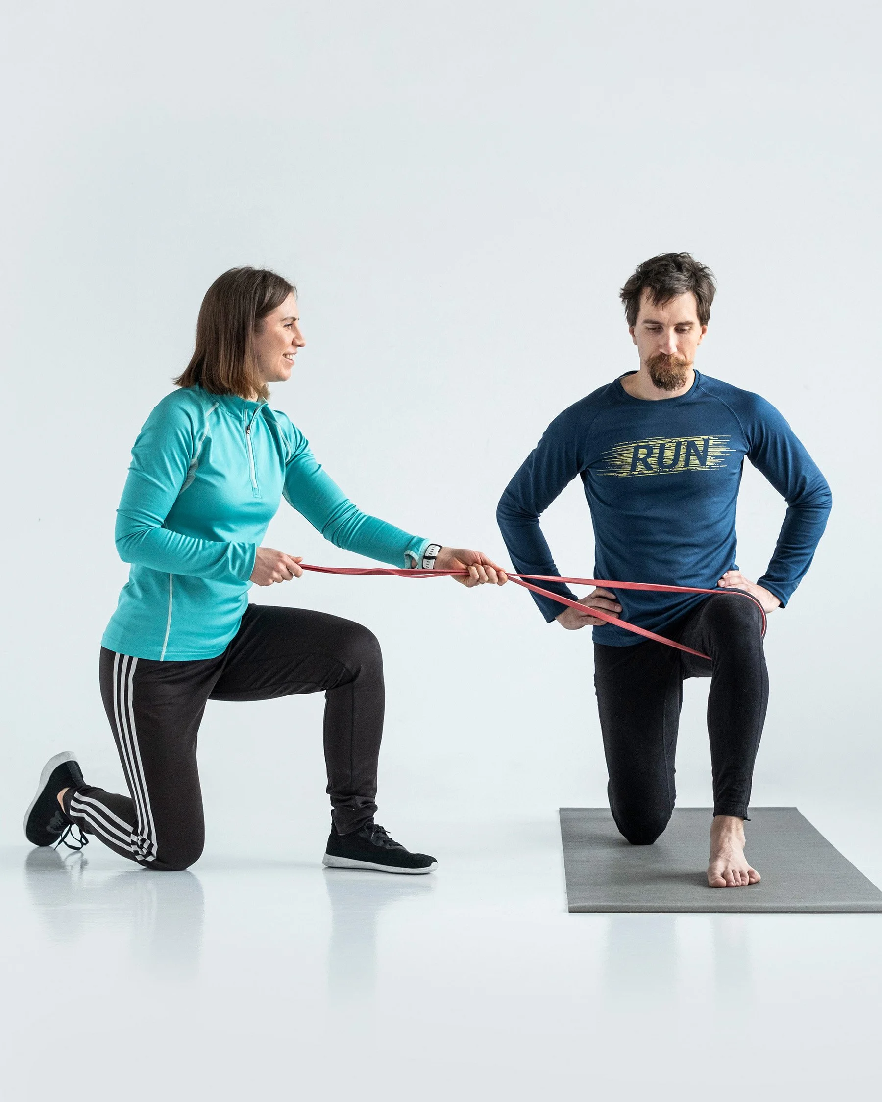 Fysioterapeuttinen henkilökohtainen valmentaja Minna Helenius valmentaa asiakasta