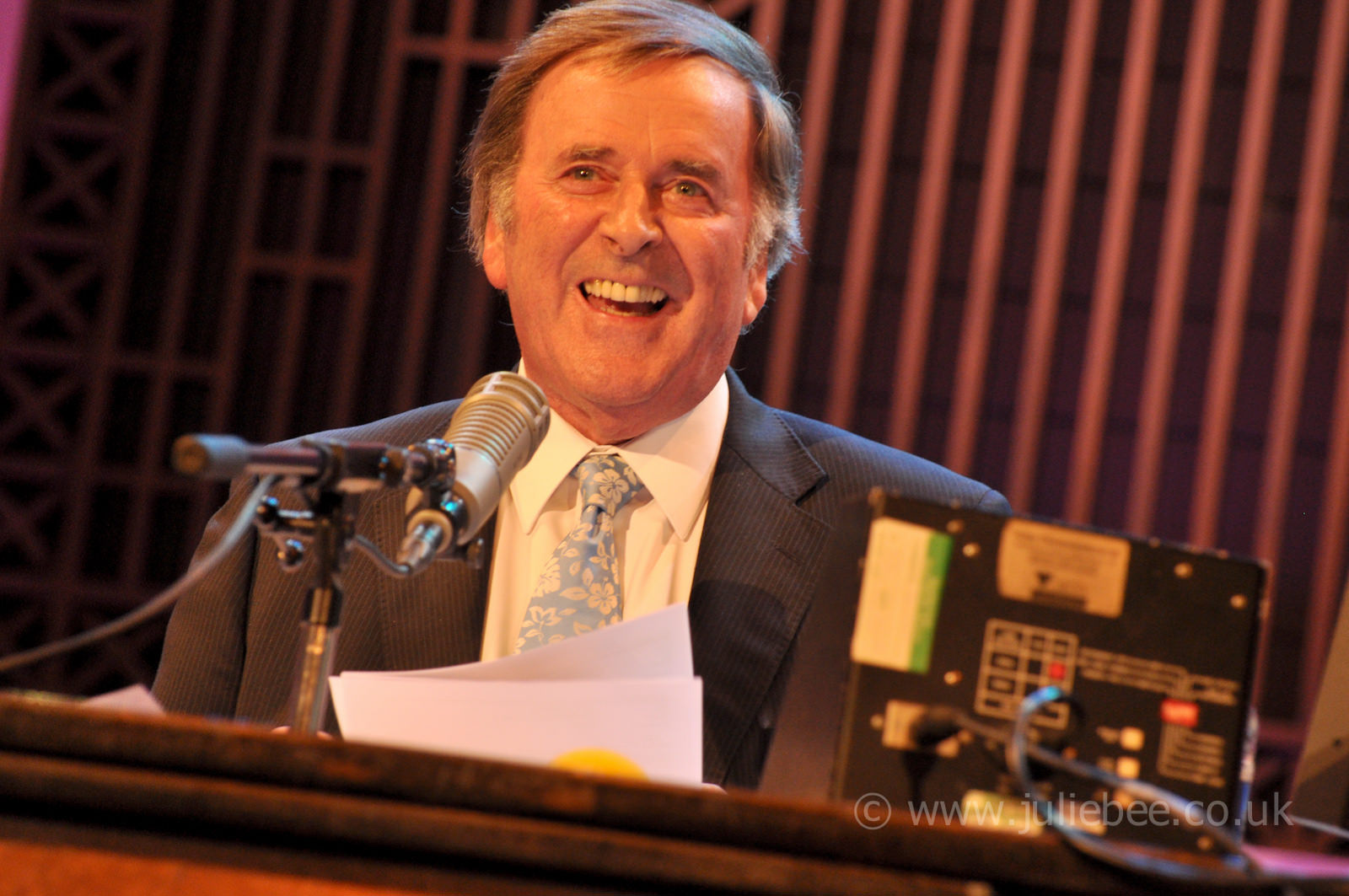 bbc-radio2-sir-terry-wogan-weekend-wogan-radio-still.jpg