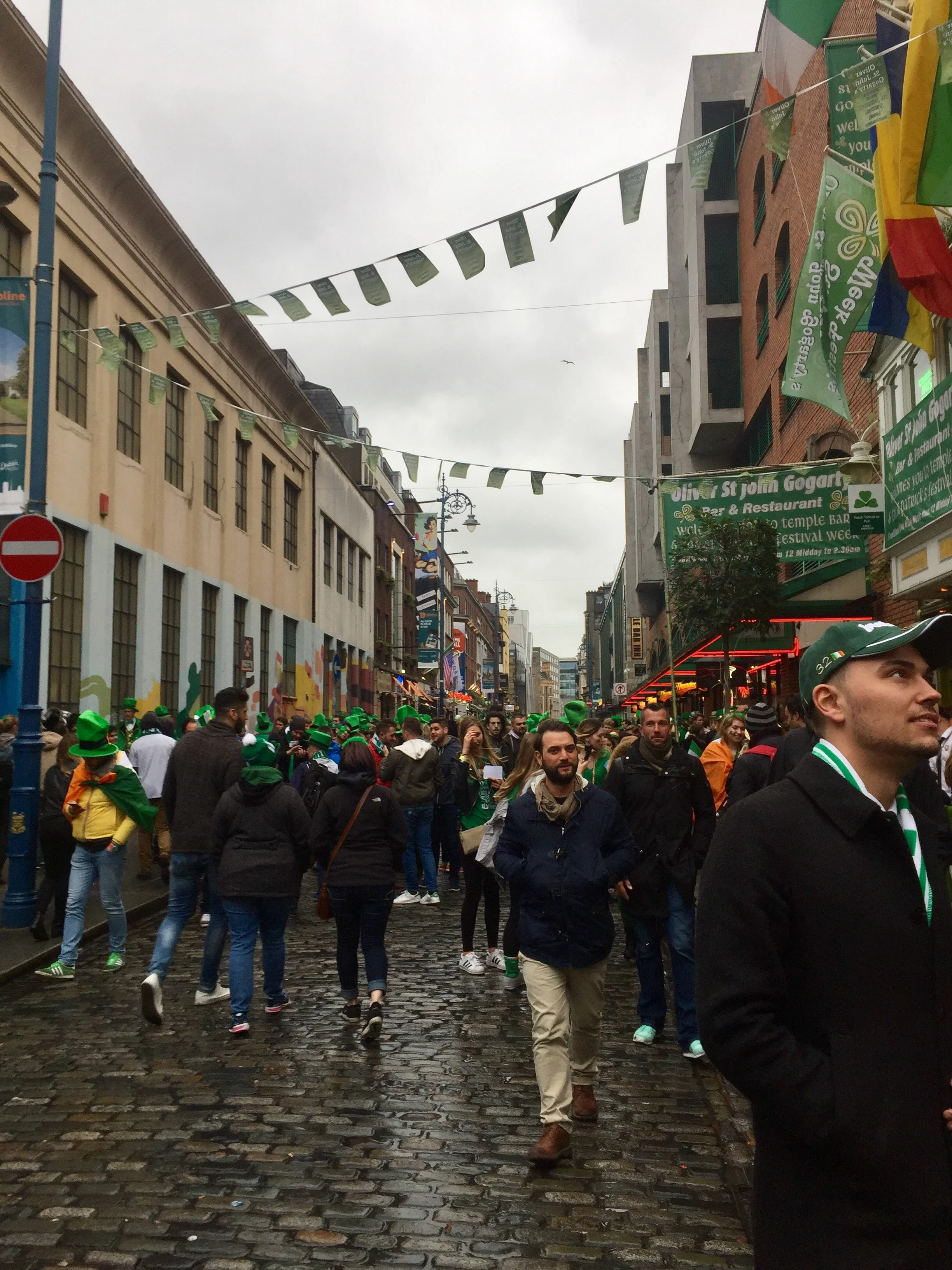 Temple Bar filling with revelers