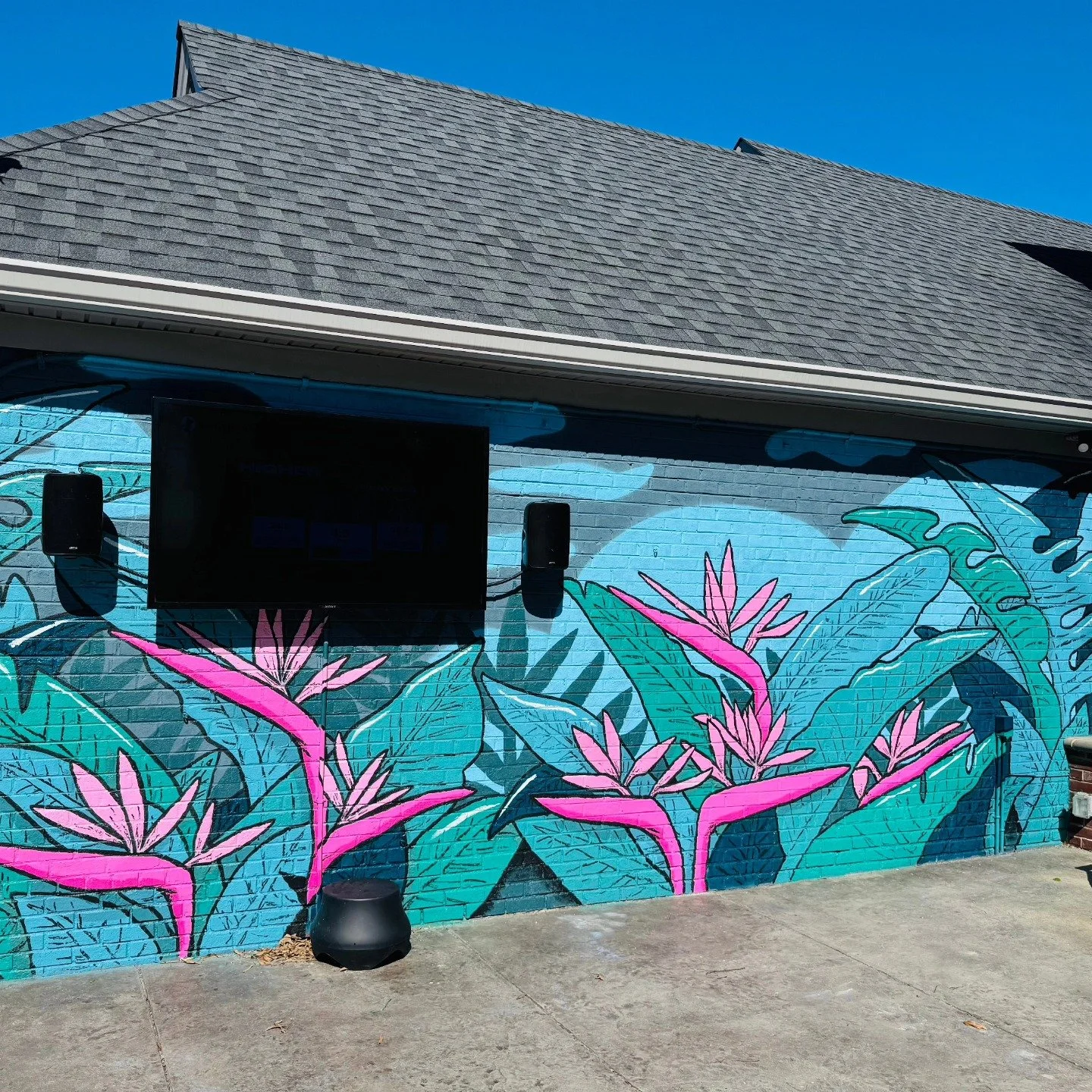 65" @sunbritetv wall mounted with (4) @jamospeakers powered by @denonofficial stereo receiver. Also, (2) custom painted outdoor @polkaudio Atrium series 10" subwoofers powered by (2) Polk Audio amplifiers
 
#quality #clarity #craftsmanship 