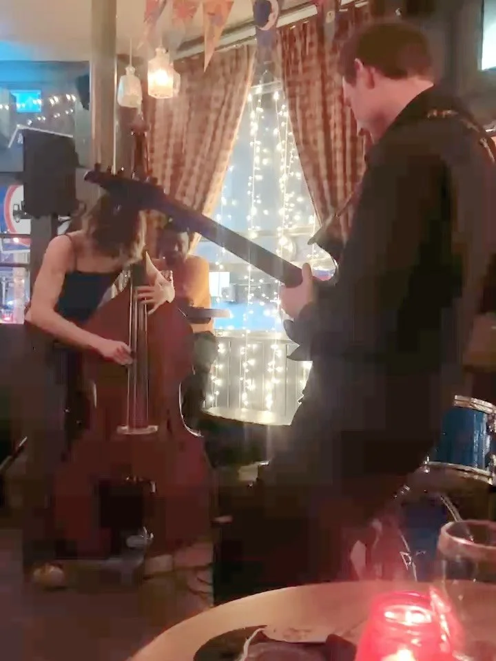 Stretching out 🙆🏼&zwj;♂️ First time playing electric guitar with bass and drums in this new trio format with the ridiculous rhythm section that is Sam Nicholls and Isaac Burland

Huge thanks to Tom Sankey at @goodeveningarts for hosting us and trus