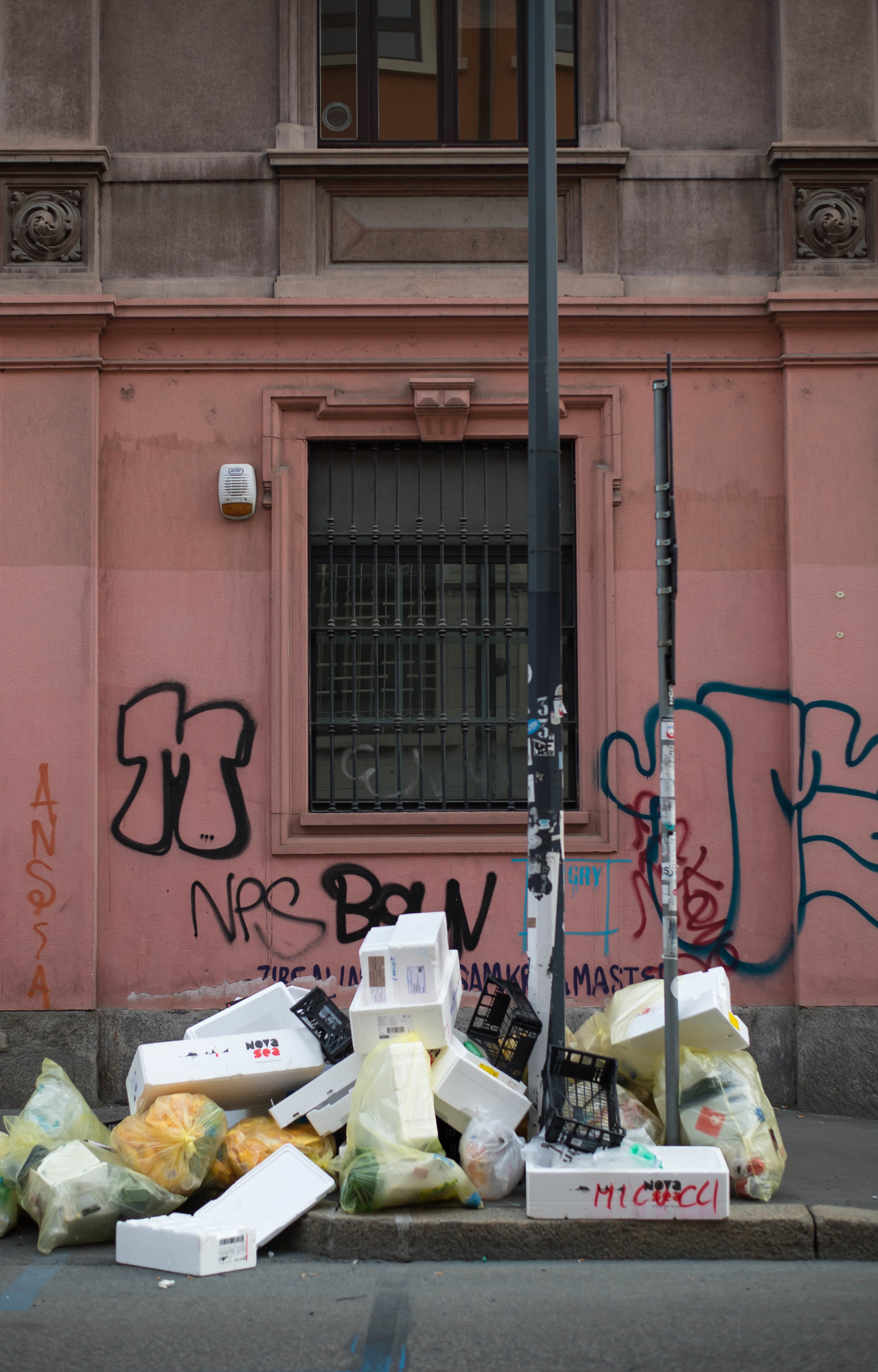 2015_10_24 milano_italia tortona garbage 1 V1.jpg